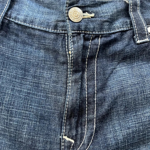 True Religion beautiful men’s shorts back packets with buttons. - Picture 4 of 16